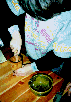 Zerstampfen der Gew&uuml;rze im M&ouml;rser